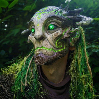 Skogånd halloween-maske med lyse grønne øyne